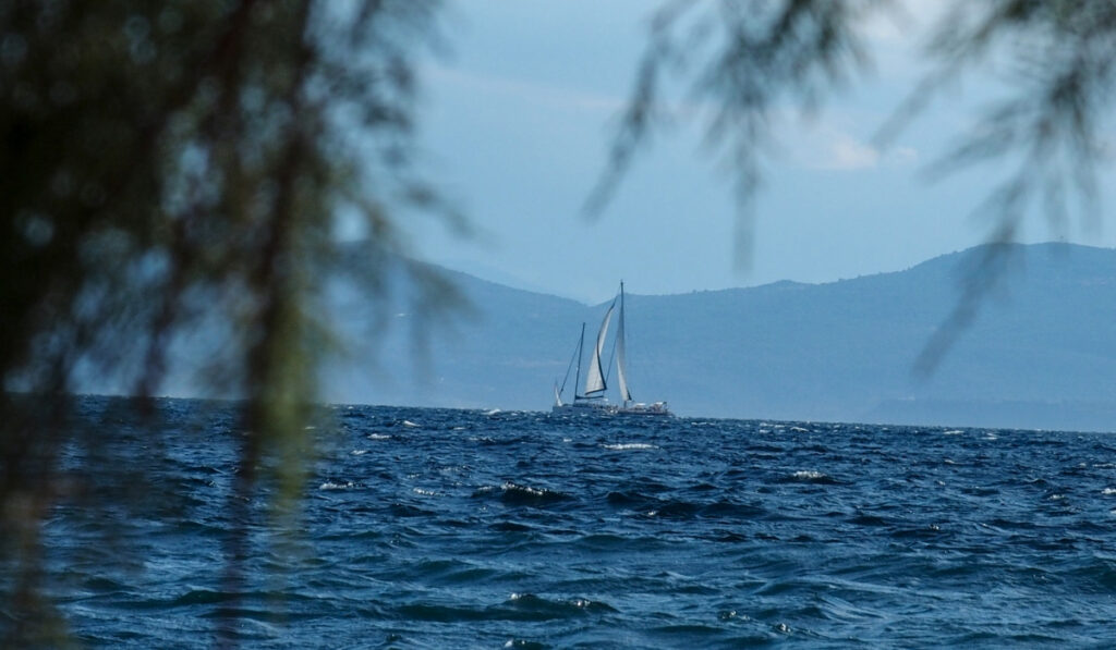 Φωτιά σε ιστιοφόρο με 7 επιβάτες στο Πόρτο Χέλι