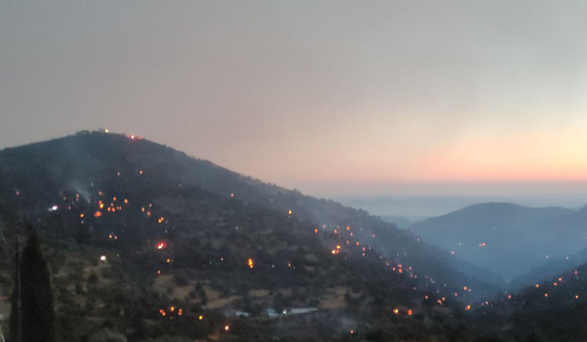 Τα νέα για τη φωτιά στο Ρέθυμνο: 300 πυροσβέστες επί ποδός, κάηκαν ελαιώνες και καλλιέργειες