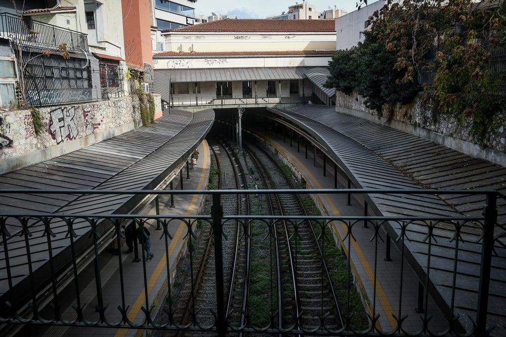 Καλλιθέα: Στο νοσοκομείο άνδρας που έπεσε στις ράγες του ΗΣΑΠ