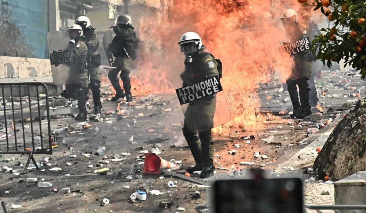 Επεισόδια τώρα στο Σύνταγμα - Δείτε Live