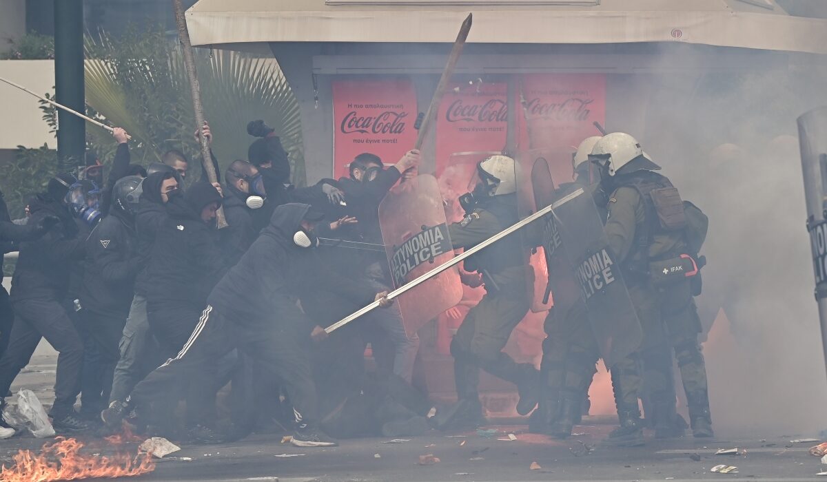 Επεισόδια έξω από τη Βουλή στη συγκέντρωση για την τραγωδία των Τεμπών