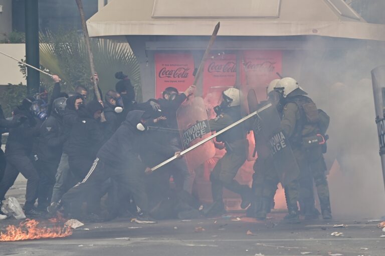 Επεισόδια έξω από τη Βουλή στη συγκέντρωση για την τραγωδία των Τεμπών