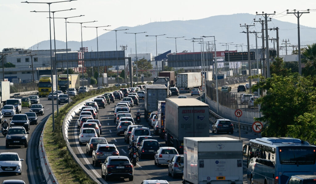 Κίνηση στους δρόμους: Καραμπόλα 4 οχημάτων στην Κατεχάκη – «Κατακόκκινος» ο Κηφισός