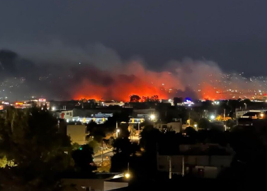 Φωτιά στο Μενίδι: Στις φλόγες εγκαταστάσεις εργοστασίων και επιχειρήσεων – Μήνυμα από το 112 (Βίντεο)