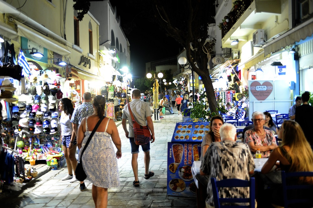 Το σχέδιο για τον τουρισμό: Ξενοδοχεία και γιατρός «καραντίνας» – Οι πτήσεις και το υγειονομικό πιστοποιητικό