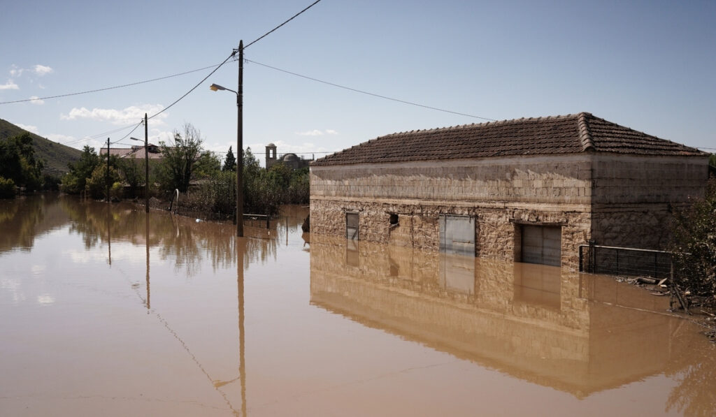 Και οι εισπρακτικές τον… χαβά τους: Συνεχίζουν τα τηλέφωνα σε πλημμυροπαθείς στη Θεσσαλία