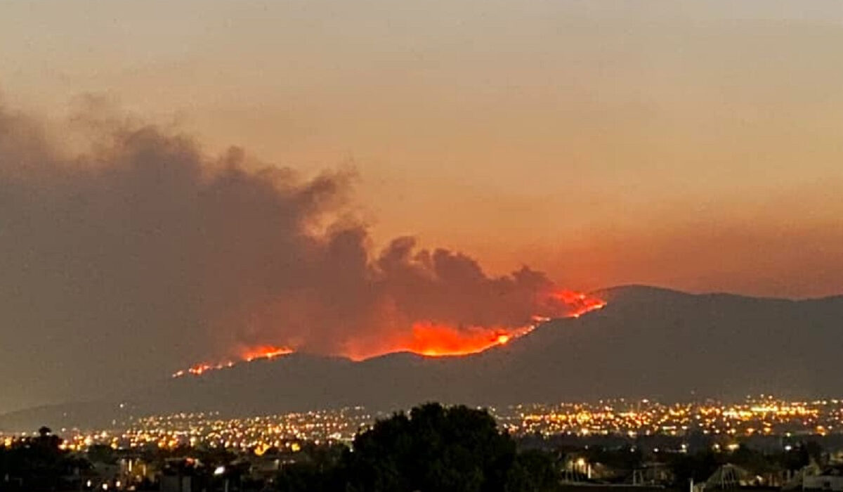 Απειλεί την Πάρνηθα η φωτιά στη Φυλή: Νέο μήνυμα από 112 – «Εκκενώστε προς Μενίδι»