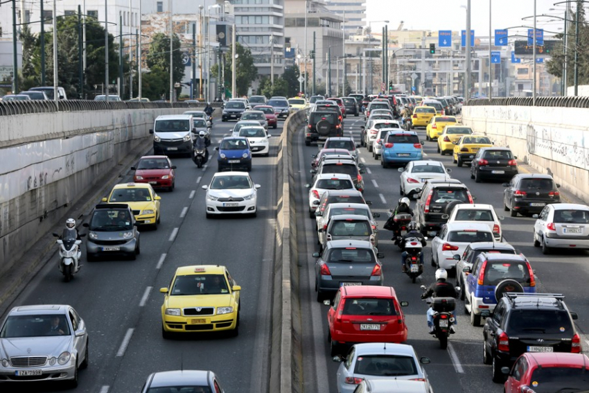 Πόσοι επιτρέπονται στο αμάξι και το ταξί, τι ισχύει με τους συγγενείς και τη μάσκα