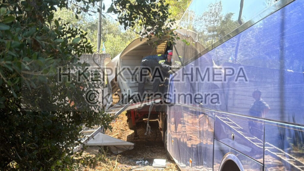 Κέρκυρα: Πώς έγινε το τροχαίο δυστύχημα – Μέρος του λεωφορείου σφηνώθηκε στη νταλίκα (εικόνες, βίντεο)