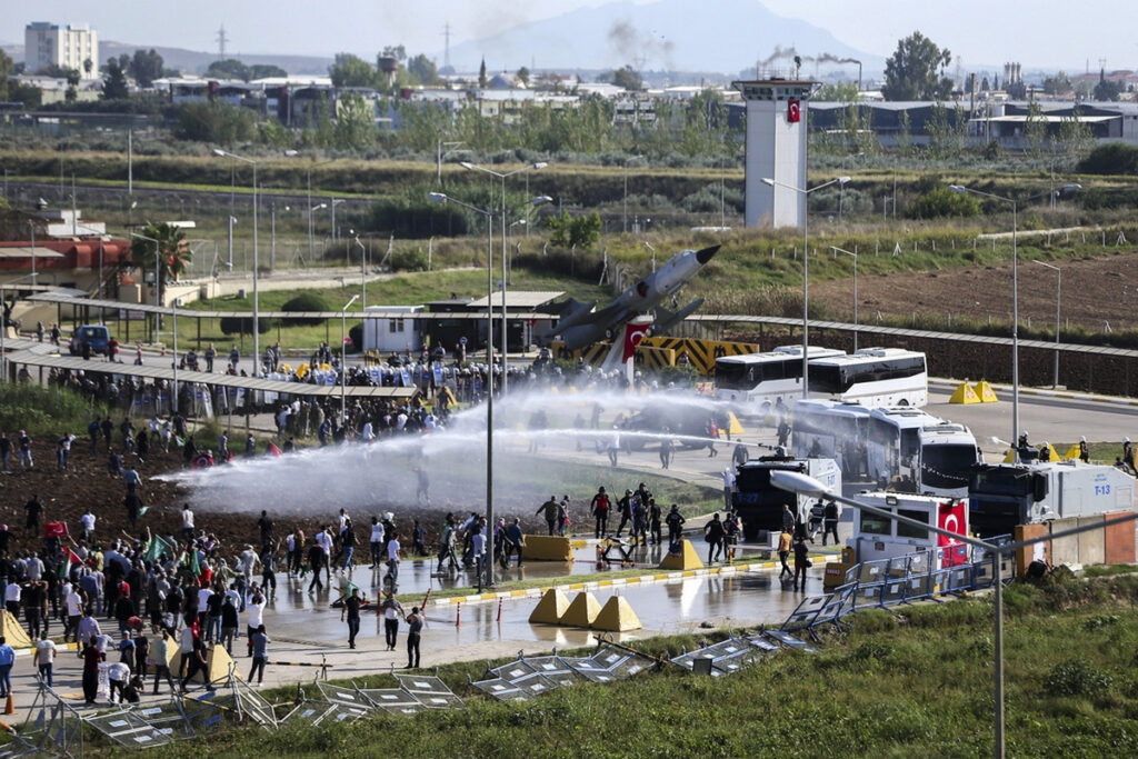 Τουρκία: Ένταση έξω από τη βάση του Ιντζιρλίκ σε διαδήλωση κατά των ΗΠΑ για τη Γάζα