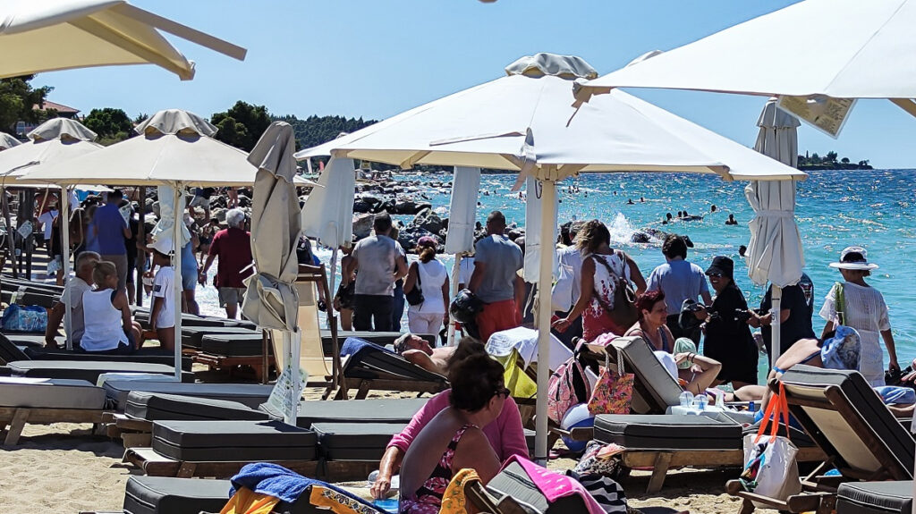 Ξυλοδαρμός ηλικιωμένου ζευγαριού σε beach bar στη Χαλκιδική – Επιβεβαιώνει η ΕΛΑΣ το περιστατικό