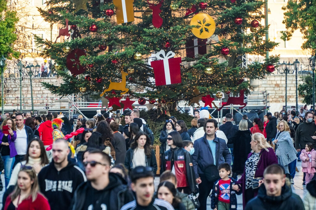 Ανατιμήσεις με το «Καλή Χρονιά»: Ασφάλιστρα υγείας και ΙΧ, τιμολόγια ρεύματος και ακτοπλοΐα