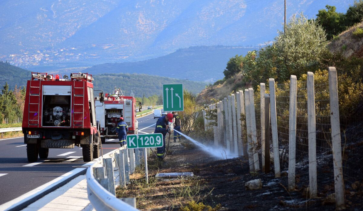 Ανατροπή βυτιοφόρου στη Λάρισα: Άνοιξε η εθνική Αθηνών-Θεσσαλονίκης μετά από 12 ώρες (Βίντεο)