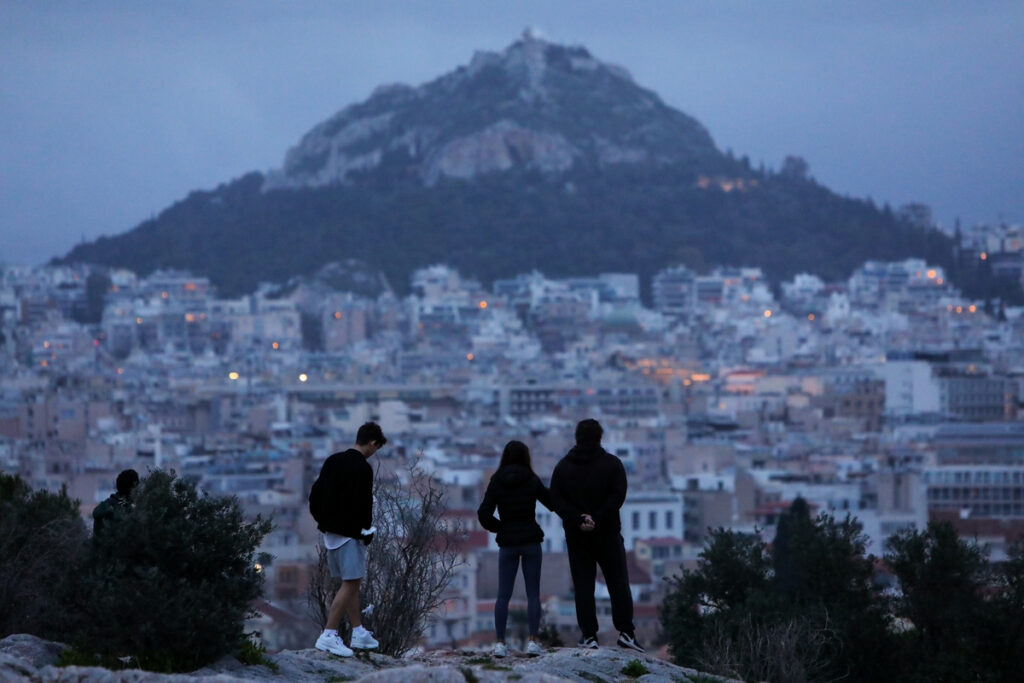 Τρίτος χειμώνας πανδημίας με ένα πιθανό νέο μέτρο για όλους