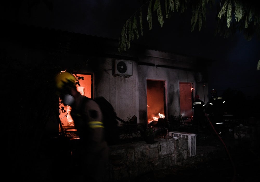 Φωτιά στην Αττική: Νύχτα αγωνίας για τις αναζωπυρώσεις – Περίπολα του στρατού και της ΕΛΑΣ επιτηρούν στα καμένα