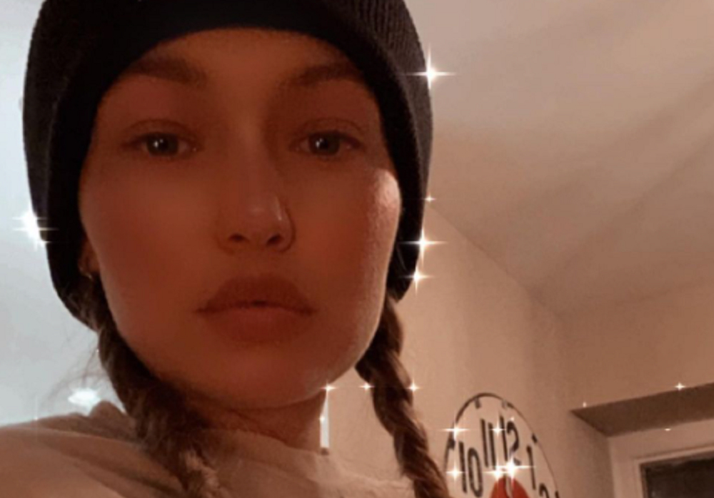 Η Gigi Hadid ποζάρει με την κορούλα της