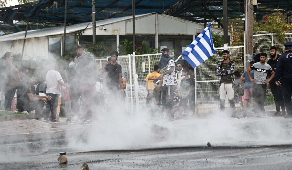 Επεισόδια στο Νομισματοκοπείο: Συνεχίζεται ο πετροπόλεμος για τον 16χρονο – Η ΕΛΑΣ στέλνει ενισχύσεις