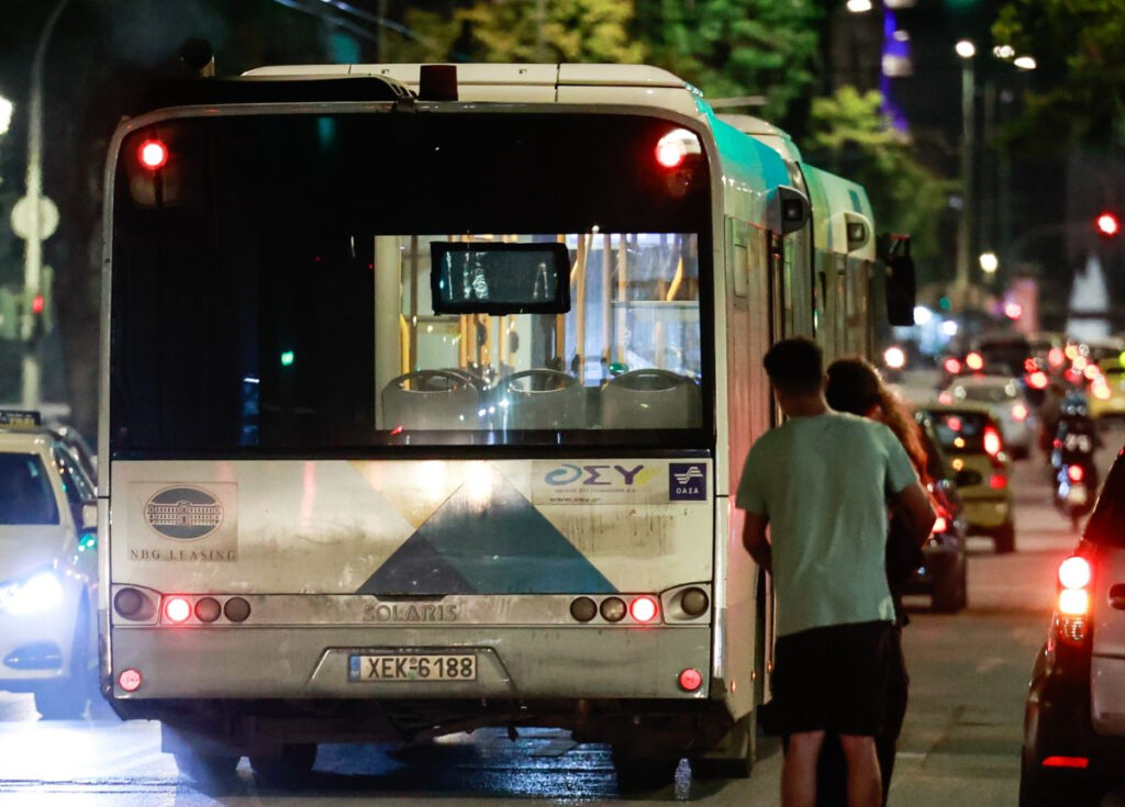 Επίθεση με μολότοφ σε λωφορείο στα Άνω Λιόσια – Πήρε φωτιά