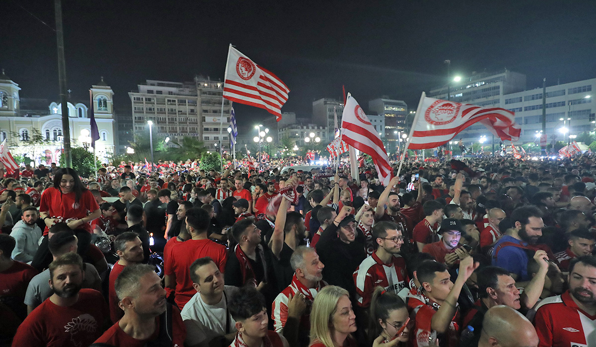 Στο νοσοκομείο τέσσερις οπαδοί του Ολυμπιακού που έπεσαν από… στύλους στους πανηγυρισμούς