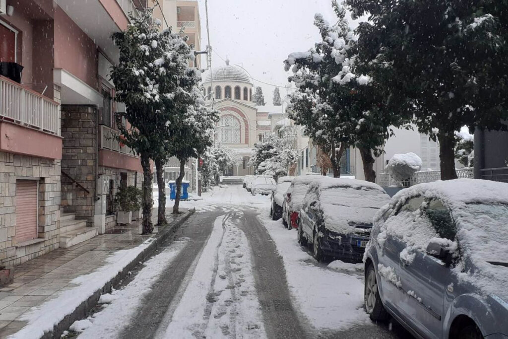 Βόλος: Το λευκό τοπίο παραμένει – Άνοιξαν οι δρόμοι, κλειστά τα σχολεία (φωτογραφίες)