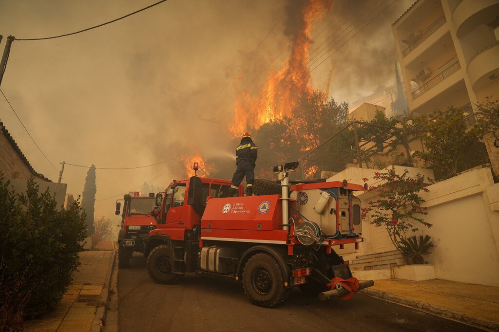 Φωτιά στη Βούλα: Θλιβερός απολογισμός – Κάηκαν 23 σπίτια και 4 οχήματα μέχρι τώρα