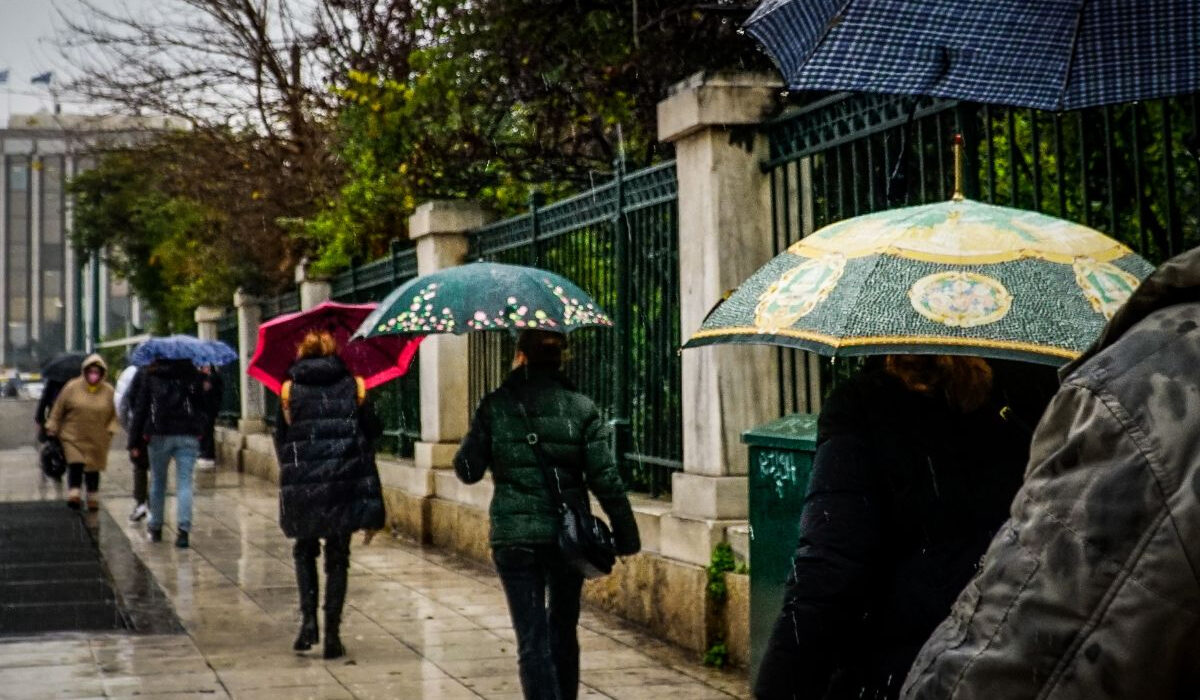 Κακοκαιρία σήμερα στην Αττική με νέες καταιγίδες – Πού θα πέσει χιόνι