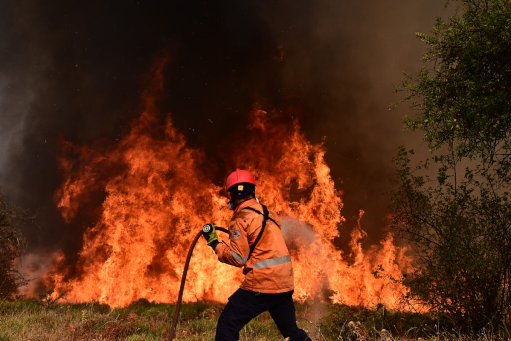 Φωτιά στην Κορινθία: Μάχη σε τρία μέτωπα – Πάνω από 50.000 στρέμματα κάηκαν στο Ξυλόκαστρο