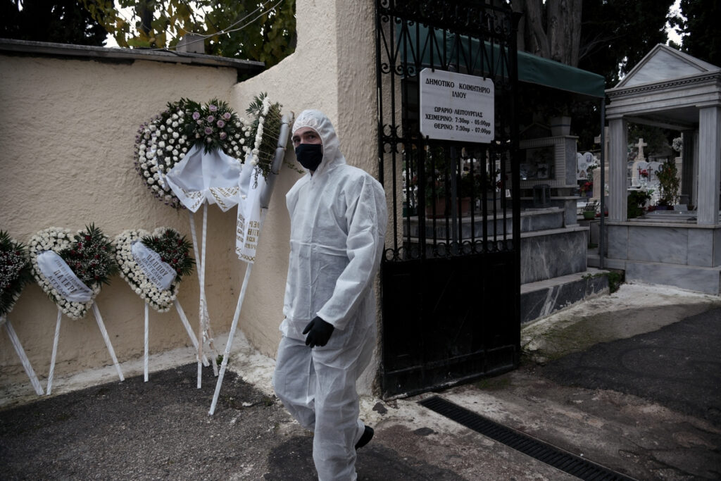 Τι κρύβεται πίσω από τις μαζικές αιτήσεις αρνητών για εκταφές νεκρών