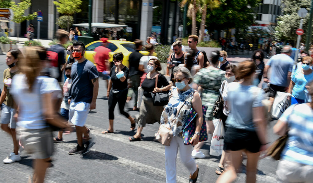 «Καμπανάκι» από Βατόπουλο: Παρατηρείται μετακίνηση του ιού σε μεγαλύτερες ηλικίες