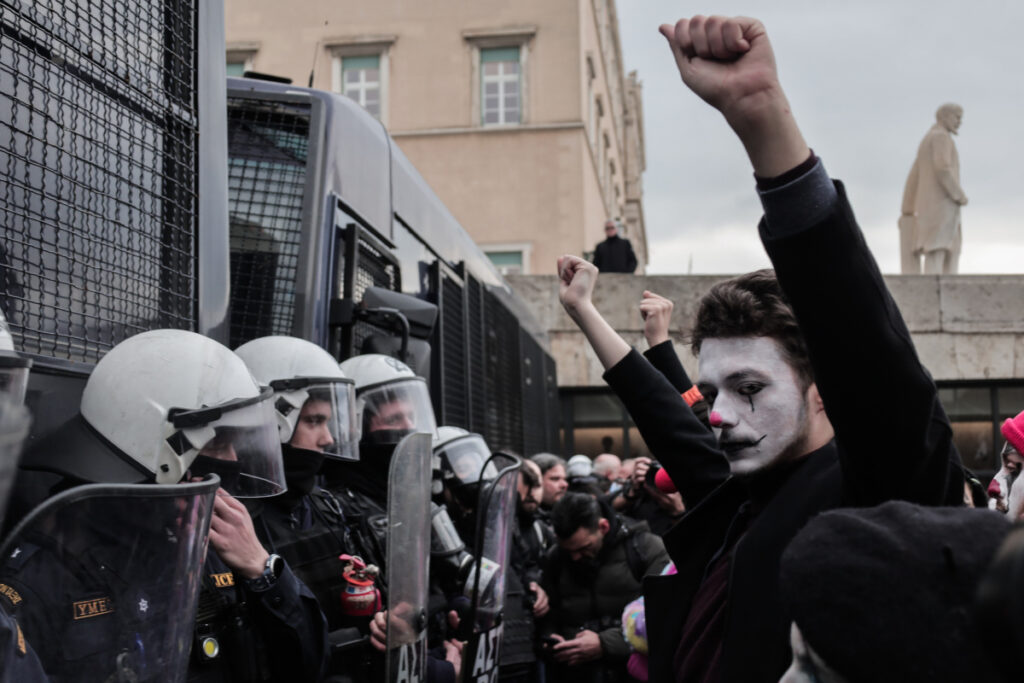 ΚΚΕ για καλλιτέχνες: Η γερασμένη πολιτική εχθρεύεται από τη φύση της την τέχνη