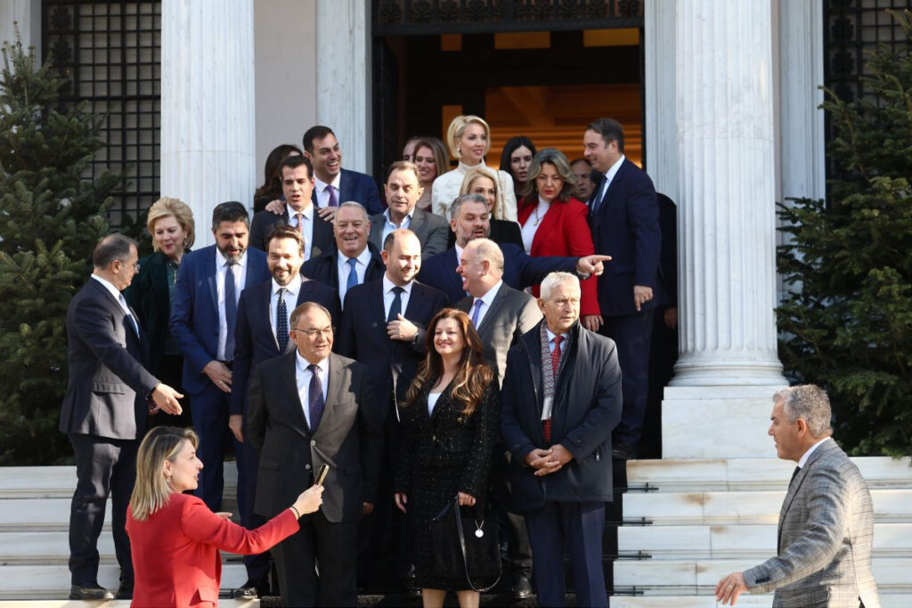 Χριστουγεννιάτικο… ρεβεγιόν για τους βουλευτές της ΝΔ στο Μαξίμου – Φωτογραφίες