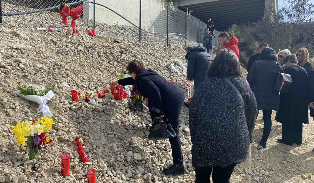 Τέμπη: Τελέστηκε τρισάγιο στο σημείο της τραγωδίας – Απαρηγόρητοι οι συγγενείς των θυμάτων