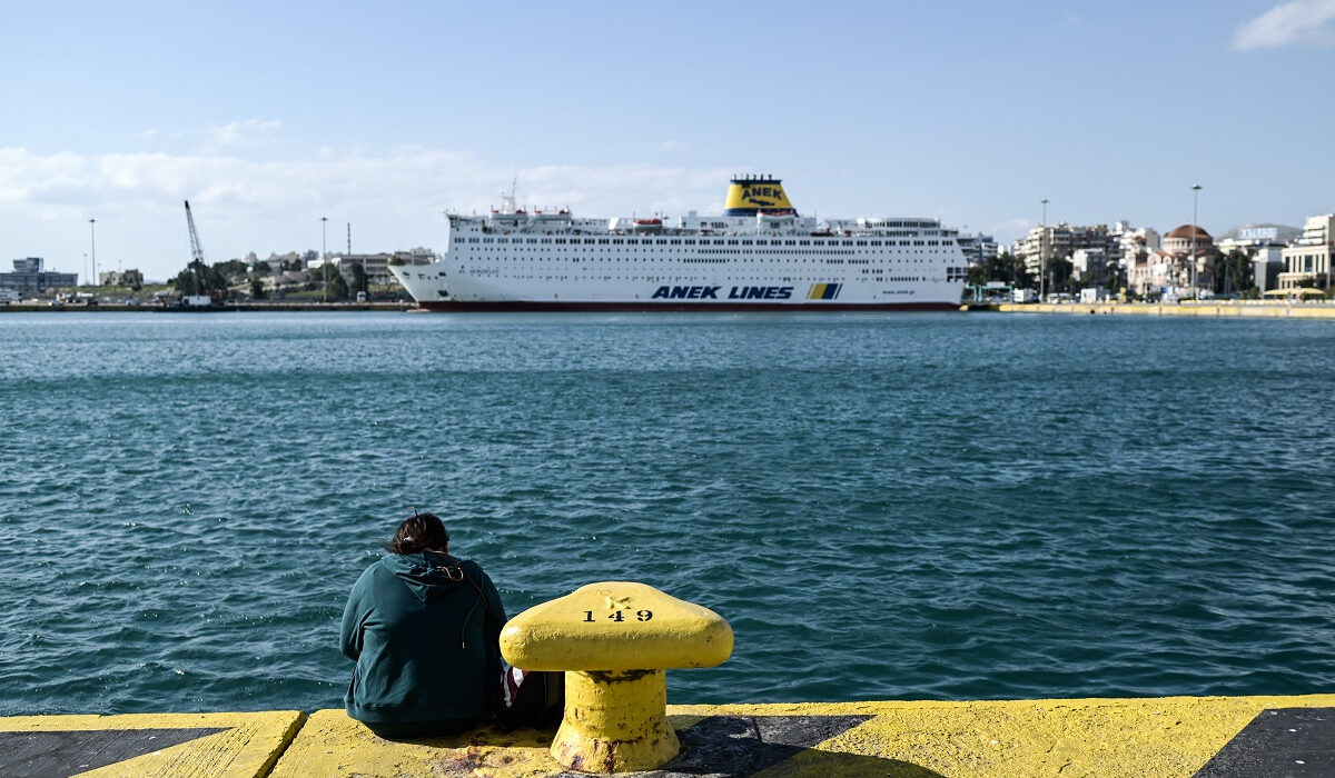 Πειραιάς: Οδηγός μηχανής «έφυγε» με τη μηχανή μέσα στο λιμάνι