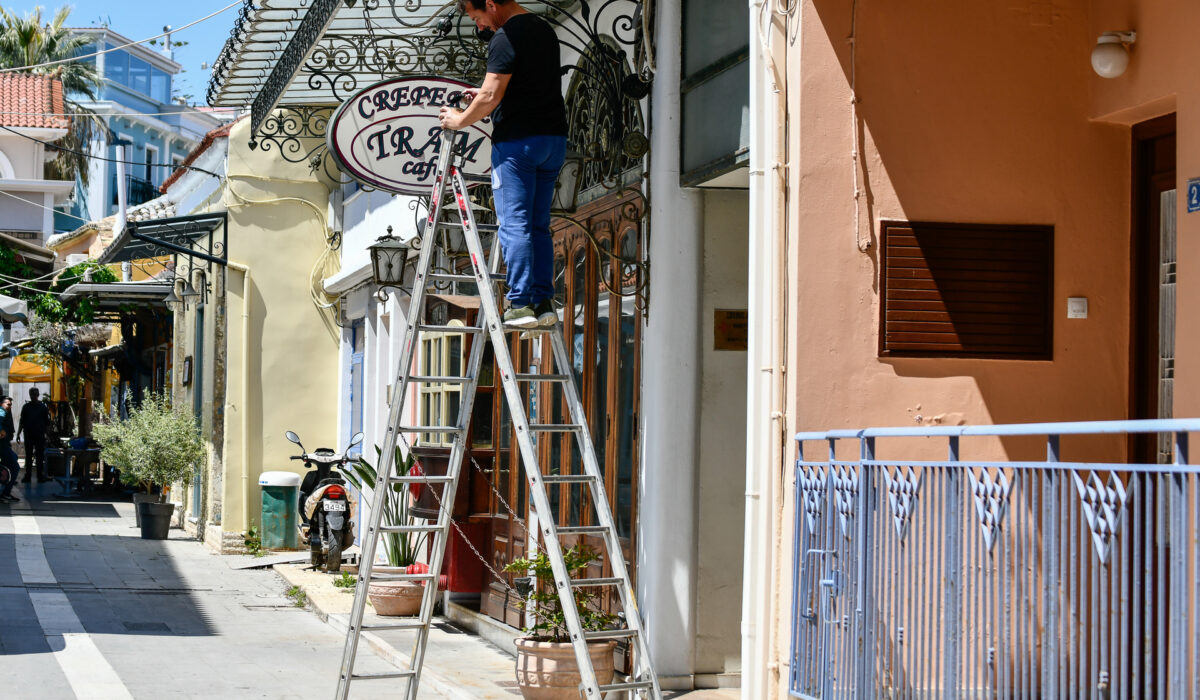 Όλα τα νέα μέτρα για τον Μάιο – Τι ισχύει για το επίδομα των 800 ευρώ