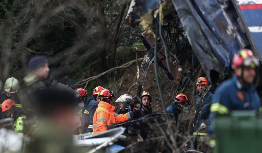 Τέμπη: Απομακρύνονται τα τελευταία βαγόνια από τον τόπο της τραγωδίας