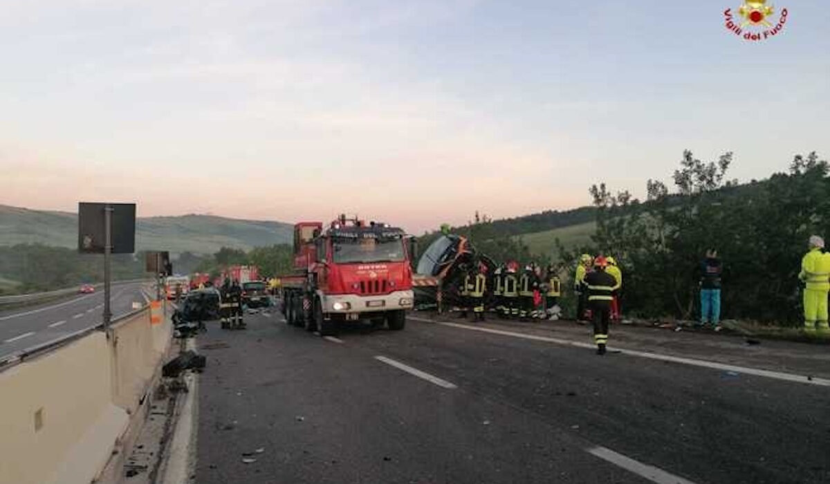 Ιταλία: Λεωφορείο με 38 επιβάτες έπεσε σε γκρεμό – Ένας νεκρός και 14 τραυματίες