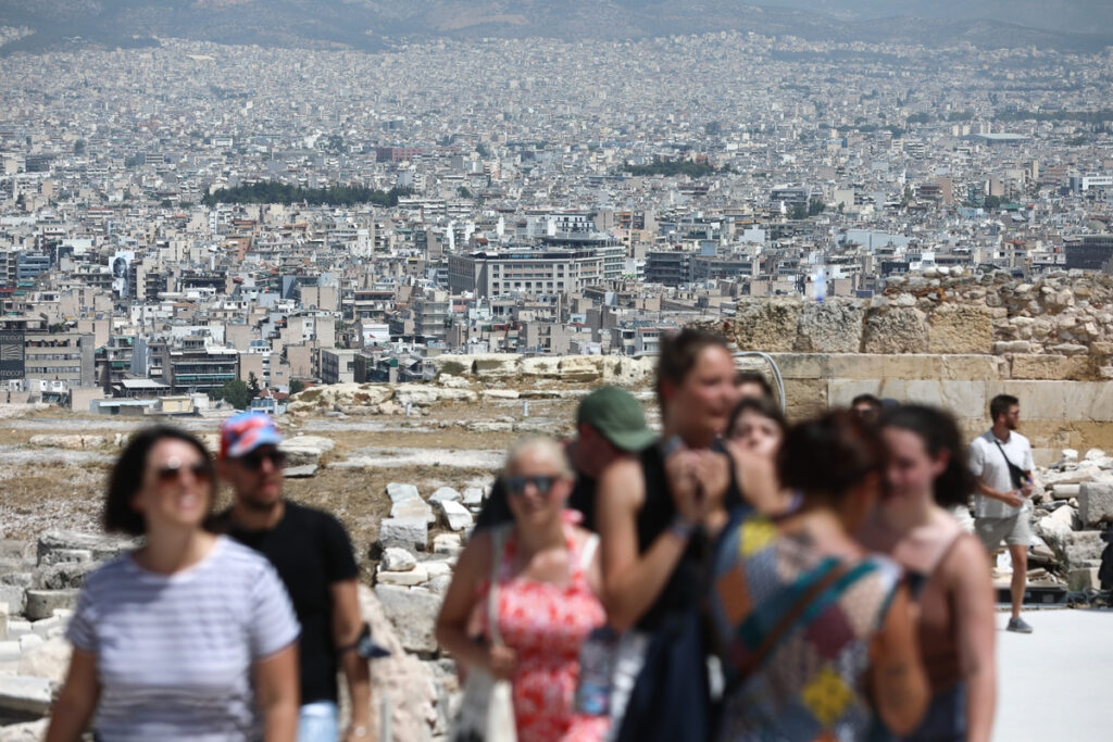 «Έκρηξη» με 20.000 κρούσματα σήμερα: Συνεδριάζουν οι ειδικοί – Κορύφωση στα μέσα Ιουλίου