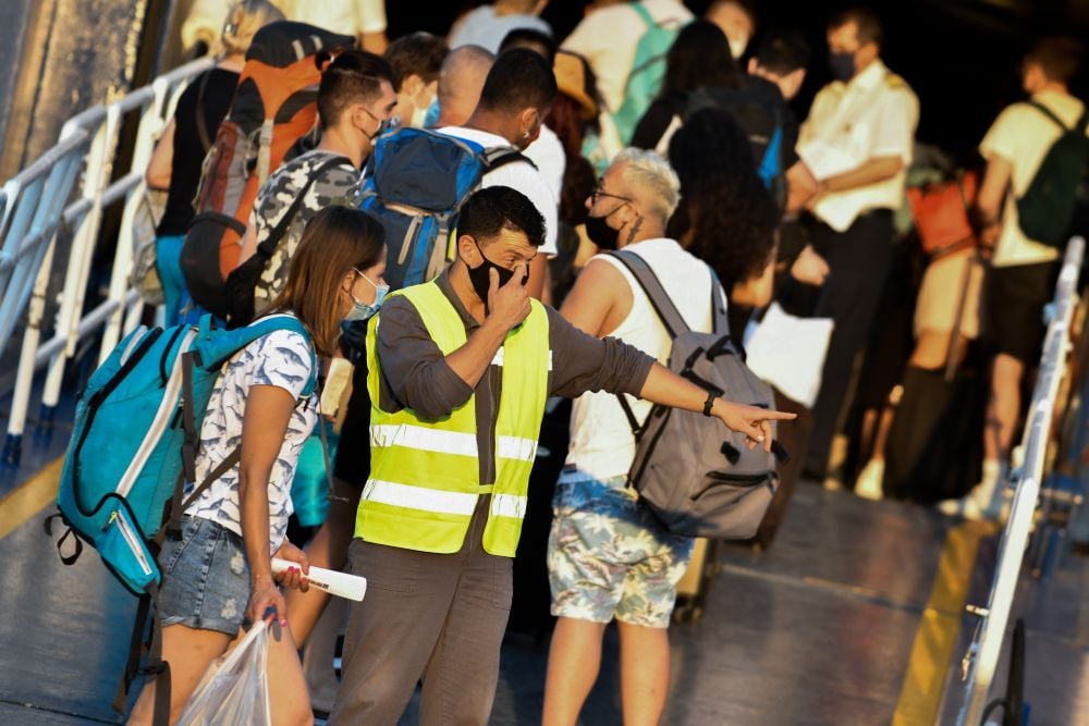 Σε ισχύ από σήμερα τα νέα μέτρα – «Πλαφόν» ατόμων, υποχρεωτική μάσκα και τοπικά lockdown