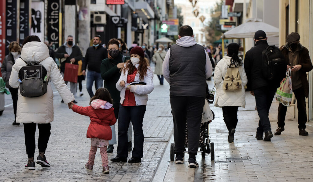 Αύξηση της μεταδοτικότητας προανήγγειλε ο Σαρηγιάννης λόγω των πολλών ανεμβολίαστων