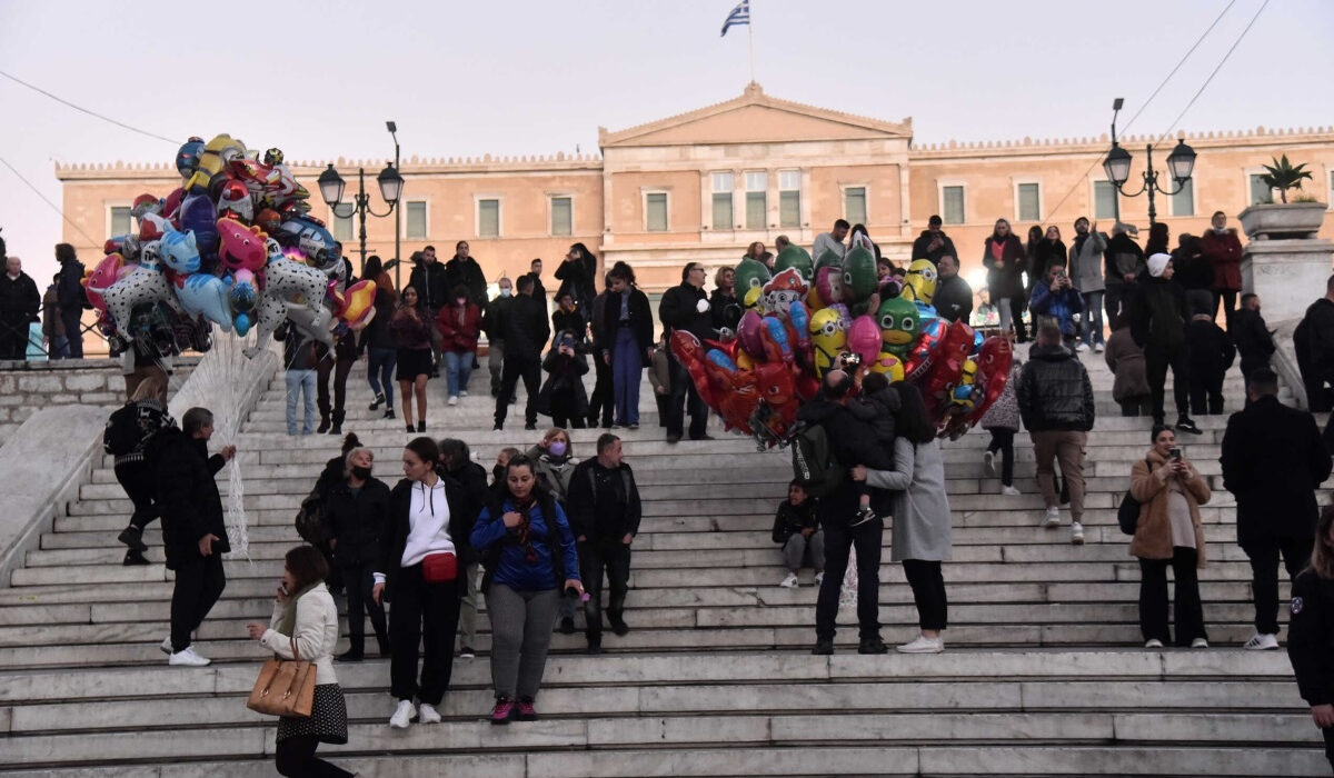 Σιγή ασυρμάτου για συντάξεις – επιδόματα από Μαξίμου: Στη δίνη οικονομικών αβεβαιοτήτων και πολιτικής ρευστότητας