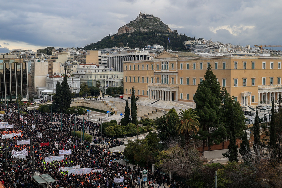 Εκατοντάδες χιλιάδες κόσμος στο Σύνταγμα για τα Τέμπη - Εικόνες από ψηλά