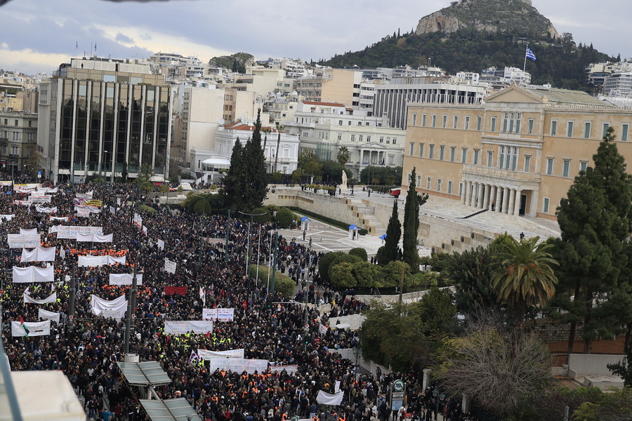 Εκατοντάδες χιλιάδες κόσμος στο Σύνταγμα για τα Τέμπη - Εικόνες από ψηλά