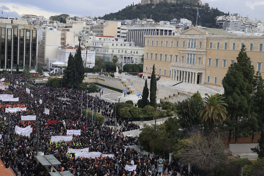 Εκατοντάδες χιλιάδες κόσμος στο Σύνταγμα για τα Τέμπη - Εικόνες από ψηλά