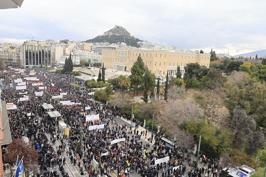 Εκατοντάδες χιλιάδες κόσμος στο Σύνταγμα για τα Τέμπη - Εικόνες από ψηλά