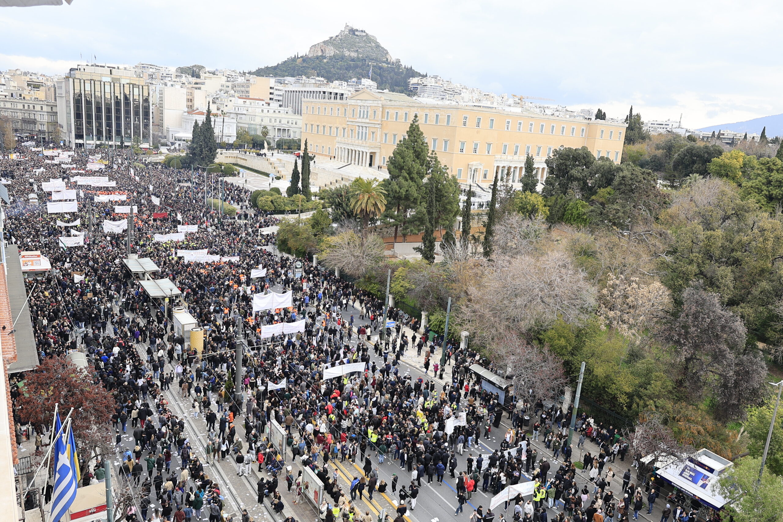 Εκατοντάδες χιλιάδες κόσμος στο Σύνταγμα για τα Τέμπη - Εικόνες από ψηλά