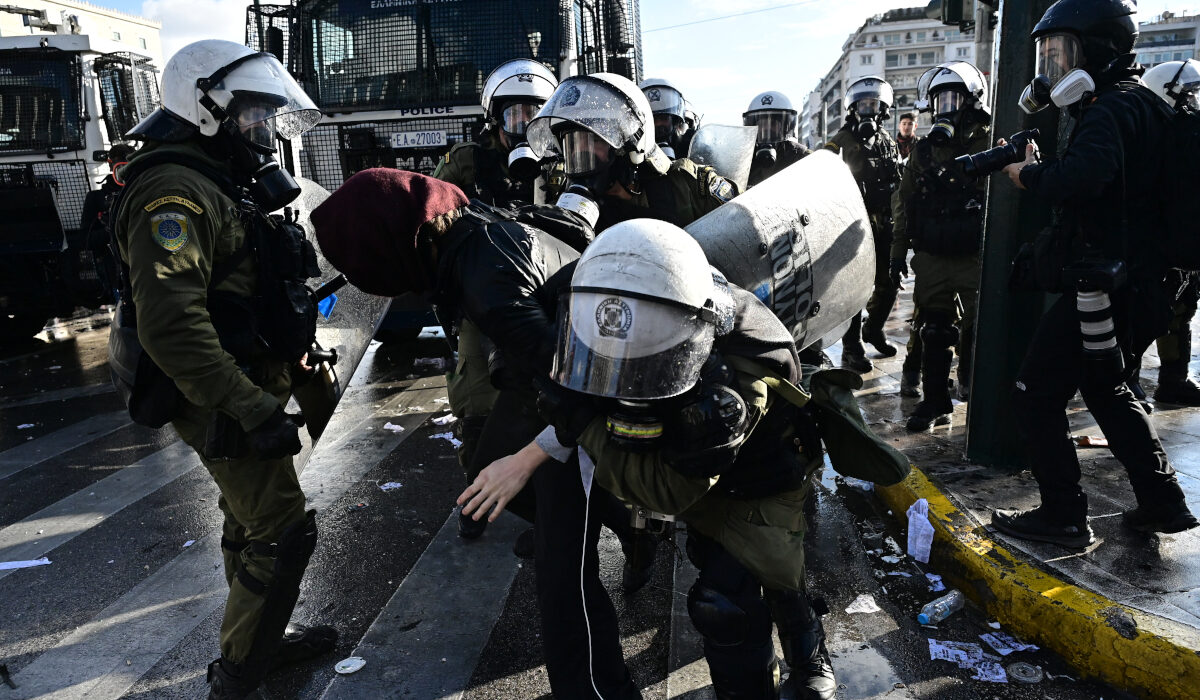 Επεισόδια μετά το τέλος της απεργιακής συγκέντρωσης στην πλατεία Συντάγματος, στην Αθήνα, για τη σιδηροδρομική τραγωδία των Τεμπών