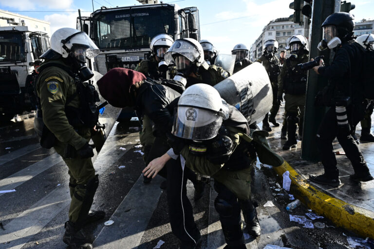 Επεισόδια μετά το τέλος της απεργιακής συγκέντρωσης στην πλατεία Συντάγματος, στην Αθήνα, για τη σιδηροδρομική τραγωδία των Τεμπών