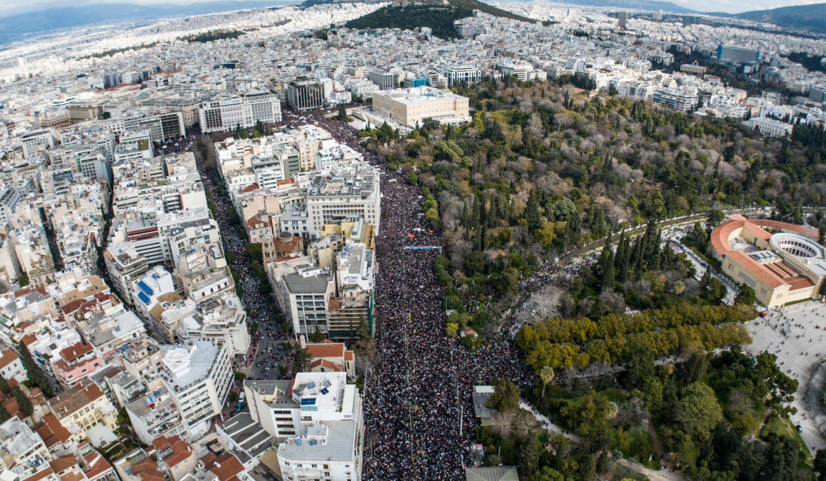 Πανοραμική φωτογραφία με τη συμμετοχή του κόσμου στο συλλαλητήριο για τα Τέμπη στο Σύνταγμα