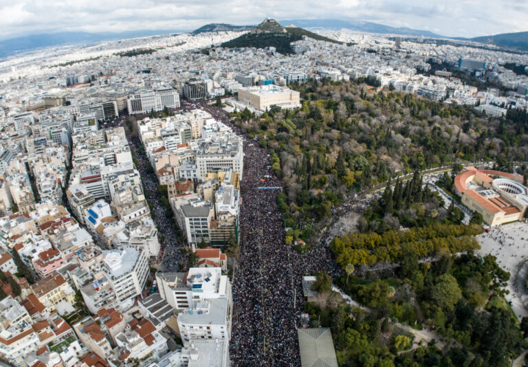 Πανοραμική φωτογραφία με τη συμμετοχή του κόσμου στο συλλαλητήριο για τα Τέμπη στο Σύνταγμα