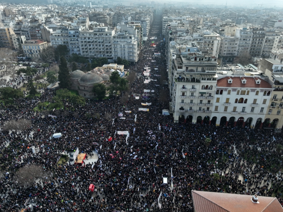 Χιλιάδες πολίτες στη Θεσσαλονίκη διαδηλώνουν για τα Τέμπη